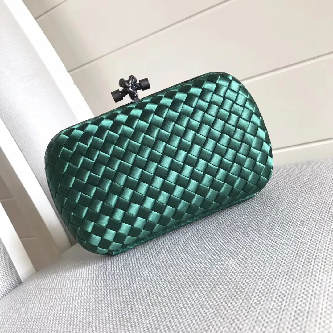 Model 8651 The popular Knot clutch ~ is made of exquisite Japanese silk fabric with freshwater snakeskin piping. It looks elegant when worn cross-body or in the hand. Petite girls can also handle it. It can hold 2 iPhone X phones. Size: 20cm*12cm M56530